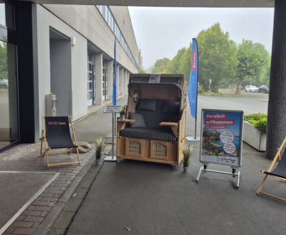 Das Bild zeigt den Eingang der Reisemesse mit Strandkorb und Willkommensschild.
