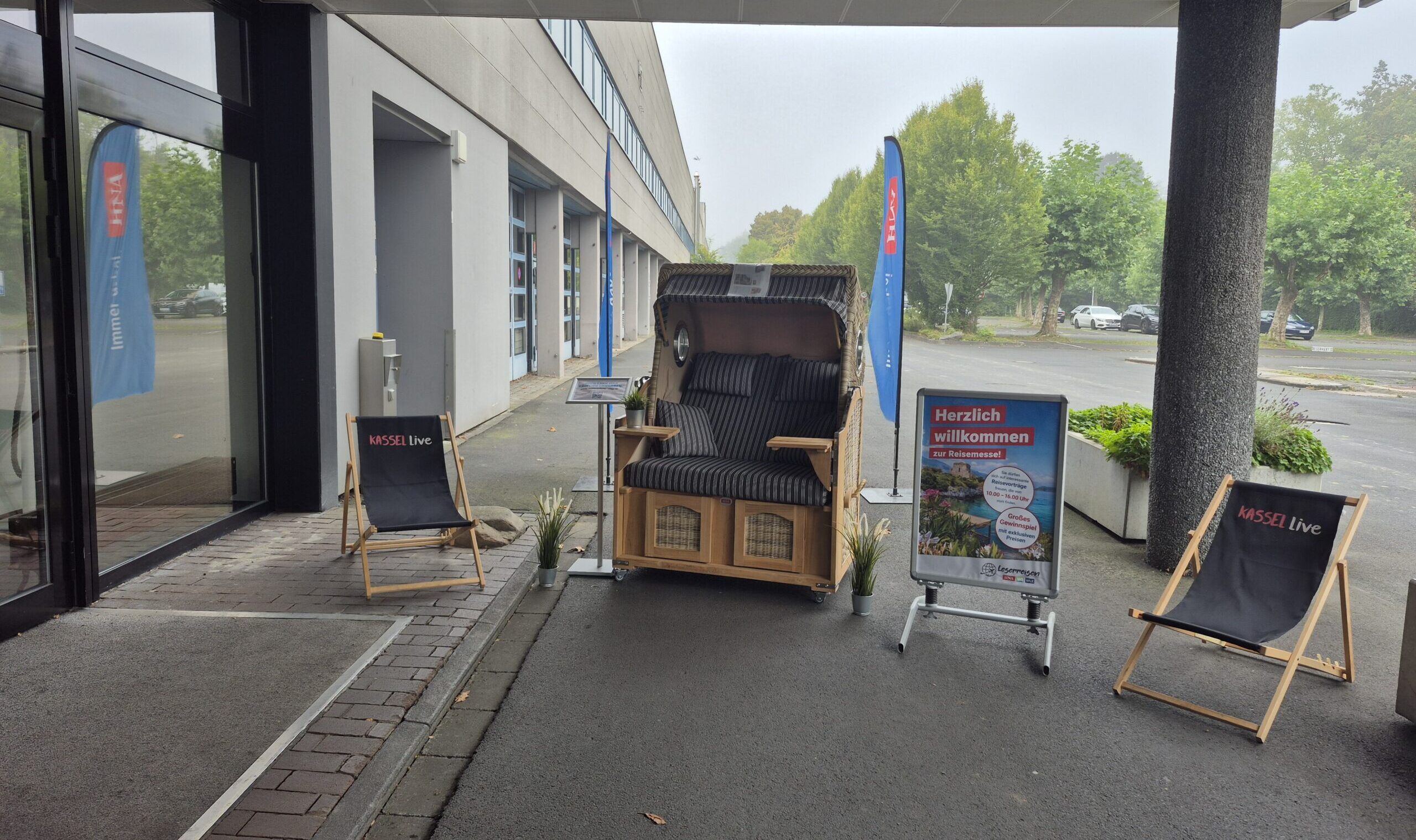 Das Bild zeigt den Eingang der Reisemesse mit Strandkorb und Willkommensschild.