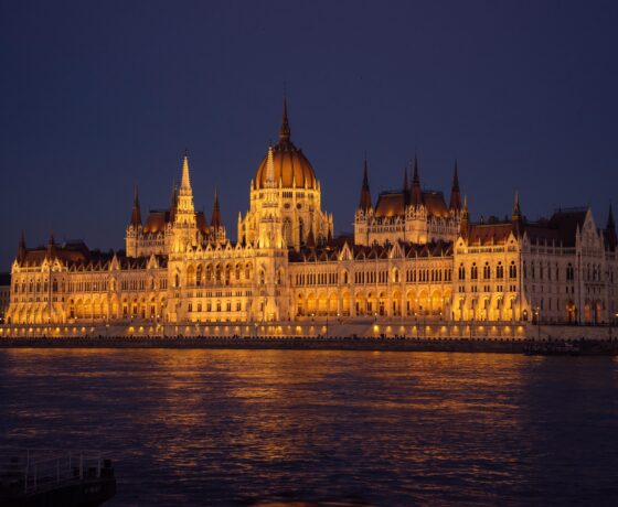 Das Bild zeigt das nächtlich beleuchtete Parlament von Budapest – ein Wahrzeichen der Stadt direkt an der Donau, eindrucksvoll in Szene gesetzt.