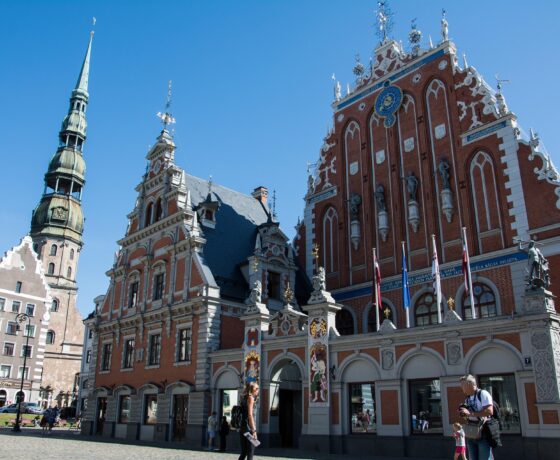 Das Bild zeigt das Schwarzhäupterhaus und die Petrikirche in Riga – zwei markante Wahrzeichen der historischen Altstadt.