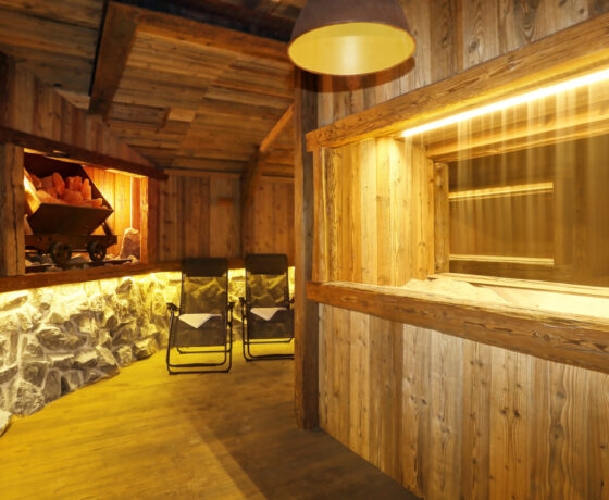 Das Bild zeigt die beleuchtete Salzmühle im Parkhotel CUP Vitalis, in dem die Gäste bei angenehmer Salzluft entspannen können.
