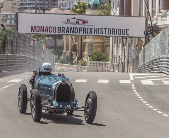 Das Bild zeigt ein historisches Fahrzeug auf der Rennstrecke des Grand Prix Historique in den Straßen von Monaco.