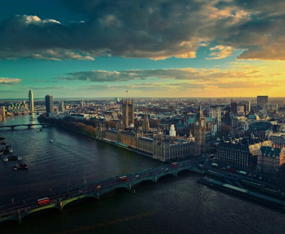 Das Bild zeigt London bei Sonnenuntergang mit der Themse, dem Houses of Parliament und dem berühmten Uhrturm Big Ben im Vordergrund.