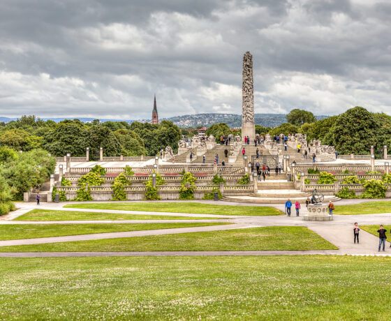 Blick auf den Vigeland-Skulpturenpark in Oslo mit dem Monolithen und umliegenden Grünflächen.