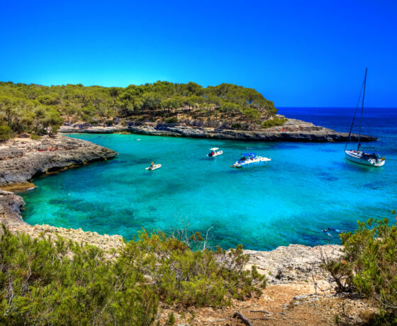 Schöne türkisfarbene Buchten in atemberaubender Mallorca