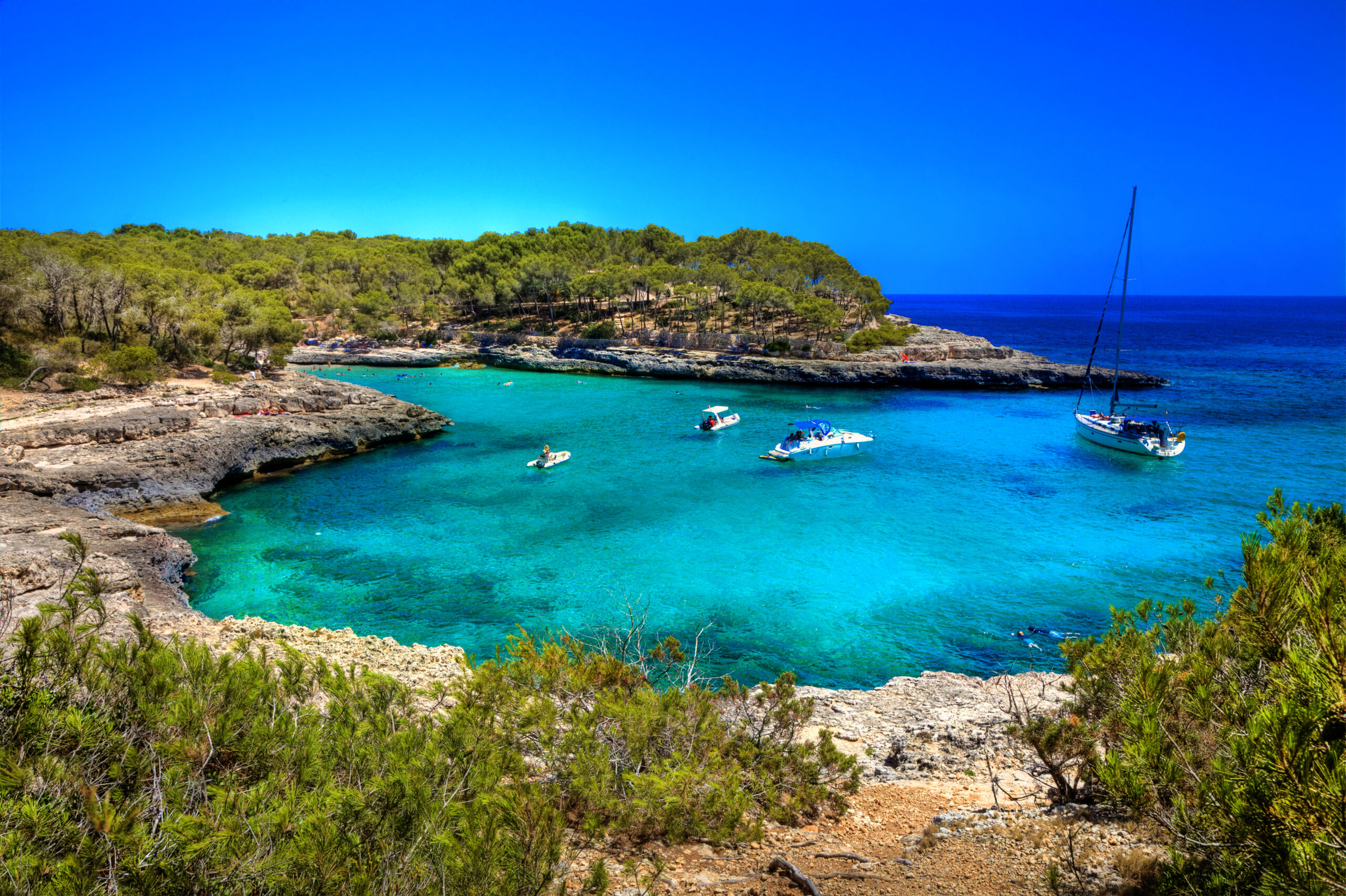 Schöne türkisfarbene Buchten in atemberaubender Mallorca