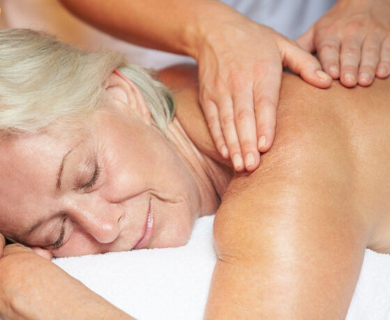 Das Bild zeigt eine Frau bei einer entspannenden Massage.