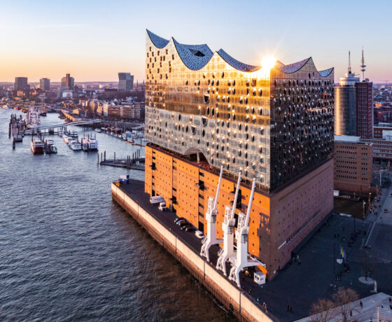 Die Elbphilharmonie und der Hafen Hamburg im sanften Abendlicht.
